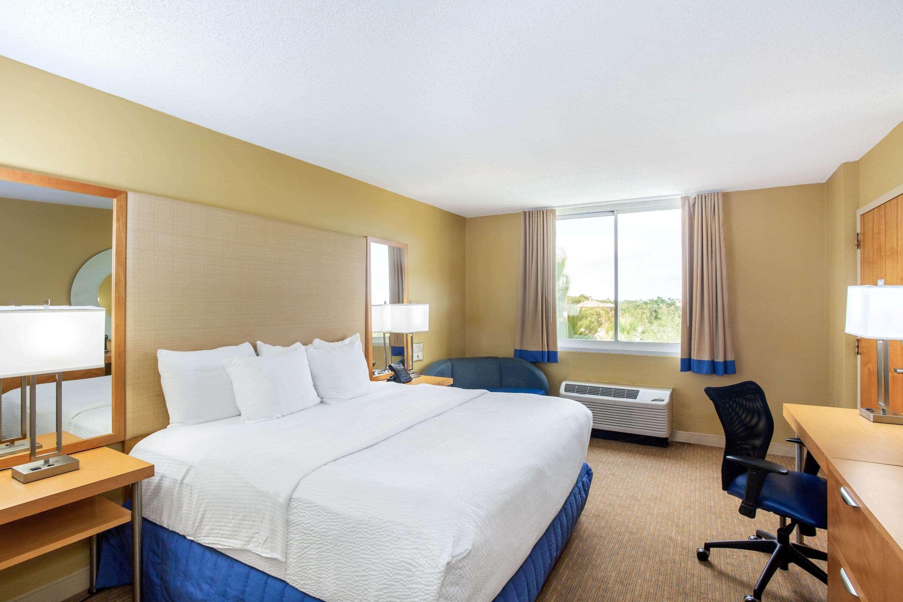 La Quinta By Wyndham Sarasota Downtown Hotel Exterior photo
