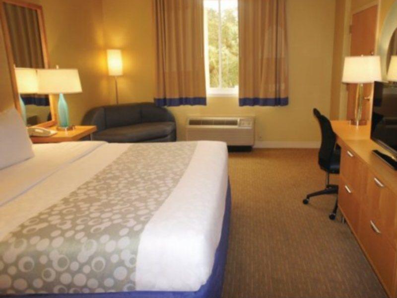 La Quinta By Wyndham Sarasota Downtown Hotel Exterior photo