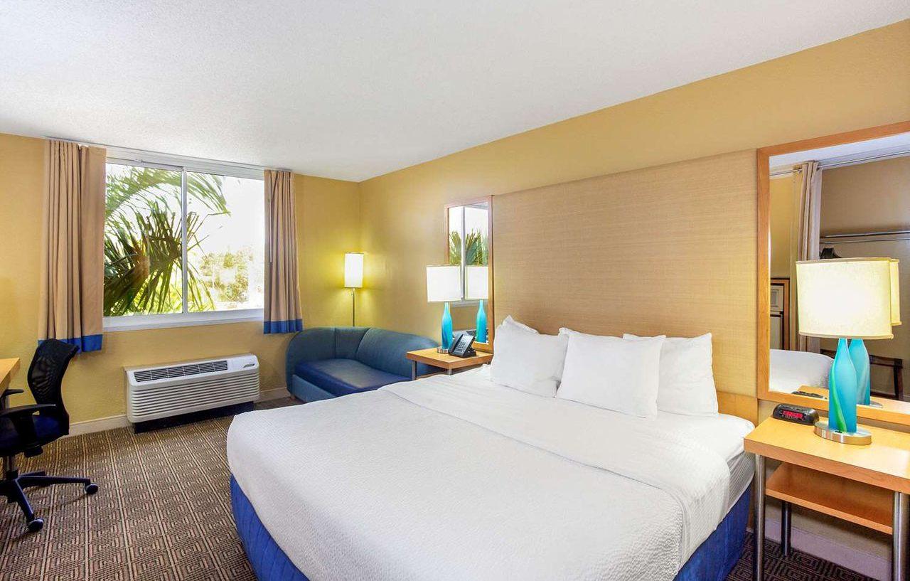 La Quinta By Wyndham Sarasota Downtown Hotel Exterior photo